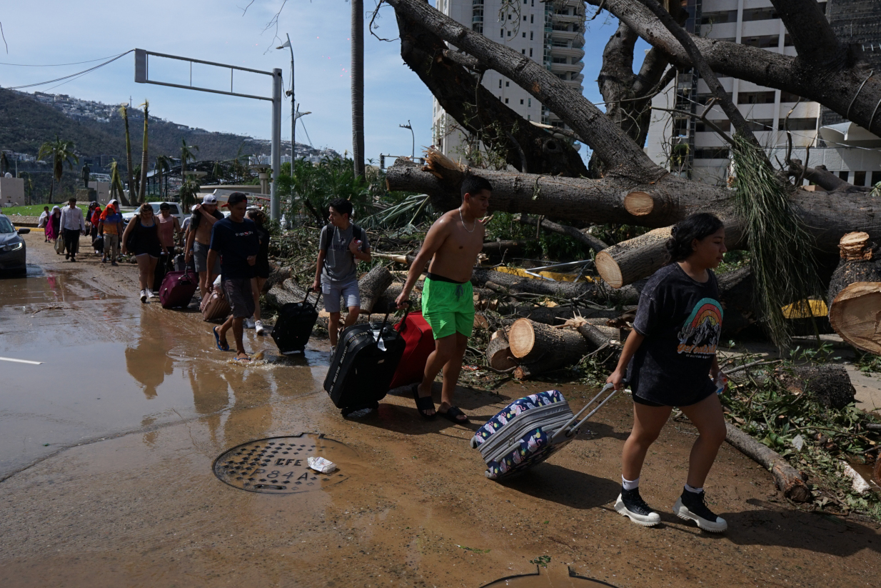 Τυφώνας «Otis»: Το πιο καταστροφικό φαινόμενο στις ακτές του Ειρηνικού στο Μεξικό άφησε πίσω του νεκρούς και συντρίμμια