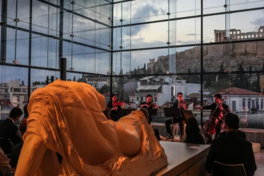 Άγνωστος θεώρησε λογικό να αφοδεύσει στο Μουσείο της Ακρόπολης κοντά στα εκθέματα της Αθηνάς Νίκης