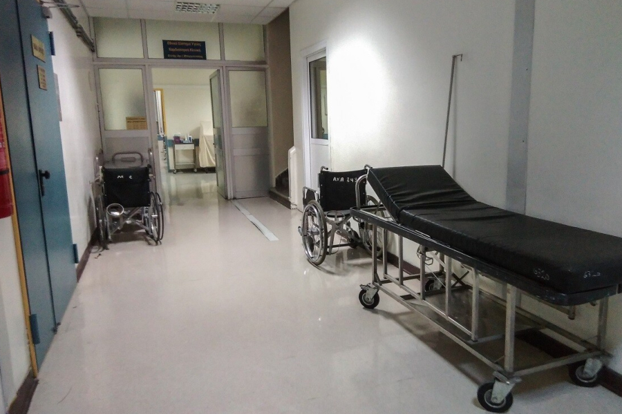 Τραγική η κατάσταση στο νοσοκομείο Νίκαιας – Βρέθηκε φωλιά με σφήκες μέσα σε θάλαμο (vid)