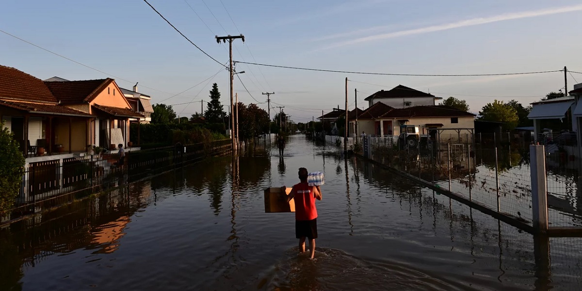 Ντελέζος (υγιειονολόγος): Ανησυχία ότι απελευθερώθηκε κοκτέιλ χημικών στα νερά των πλημμυρισμένων περιοχών