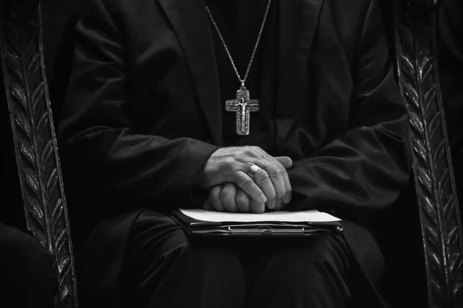 Βατικανό: Πώς η λιποθυμία ενός ιερόδουλου σε όργιο οδήγησε έναν Επίσκοπο σε παραίτηση