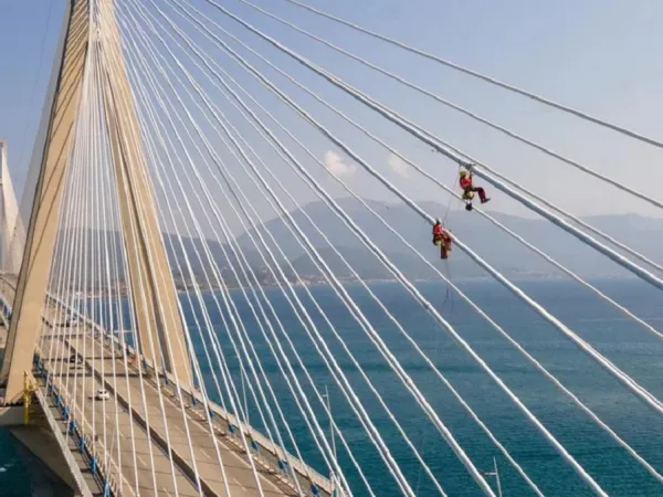 Ρίο – Αντίριο: Αλπινιστές αναρριχήθηκαν στη γέφυρα του για εργασίες συντήρησης