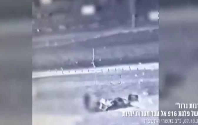 Η στιγμή που το ισραηλινό πολεμικό ναυτικό βομβαρδίζει βάρκες με εισβολείς της Χαμάς (Vid)