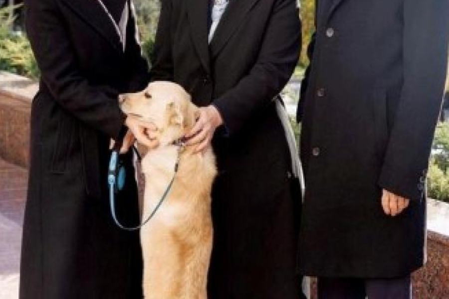 Προσοχή δαγκώνει: Ο σκύλος της προέδρου της Μολδαβίας άρπαξε το χέρι του προέδρου της Αυστρίας (vid)