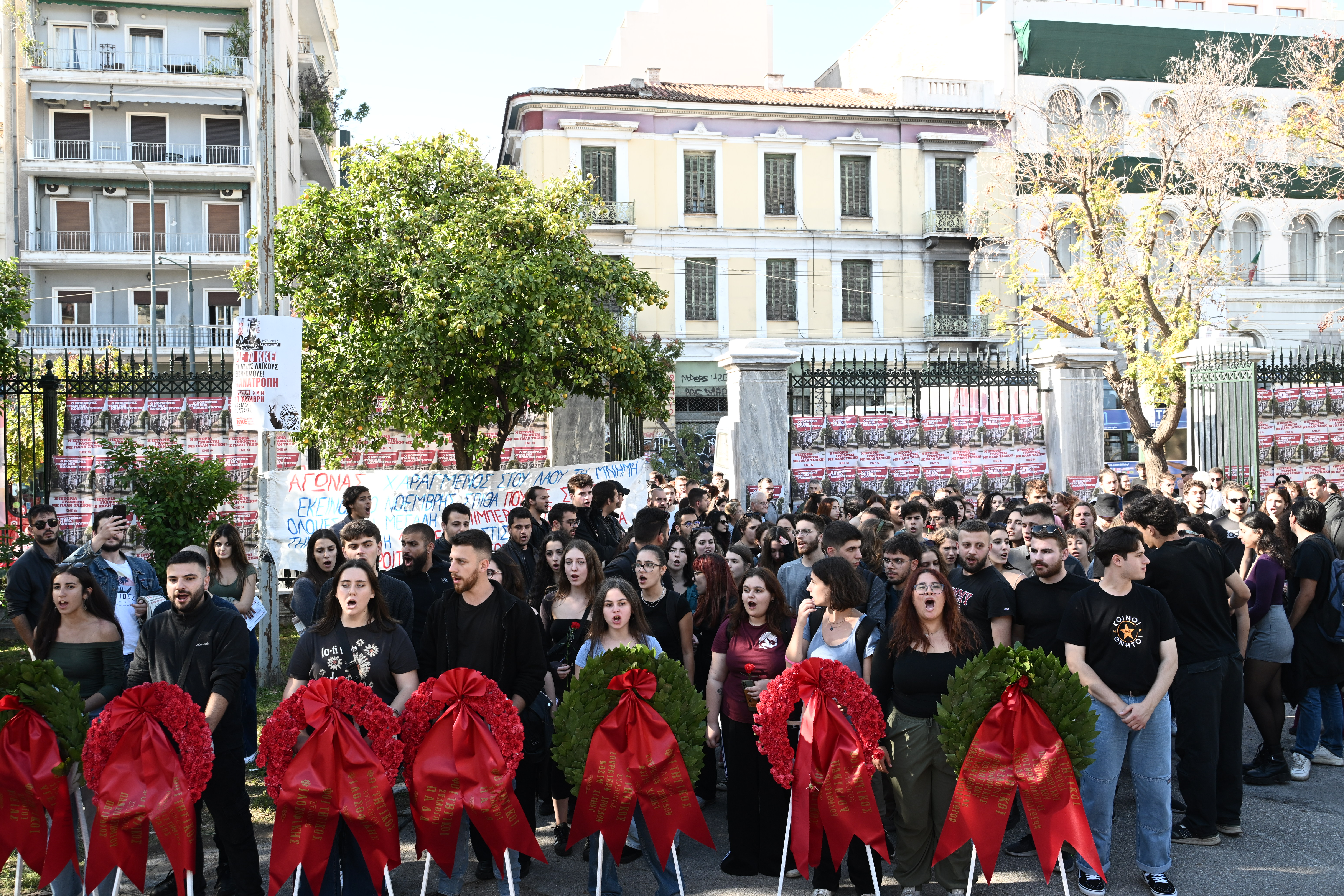 Έρευνα Eteron: Το 15% των Ελλήνων προτιμά δικτατορία – Μεγάλο το ποσοστό αυτών που δεν πιστεύουν στους νεκρούς του Πολυτεχνείου