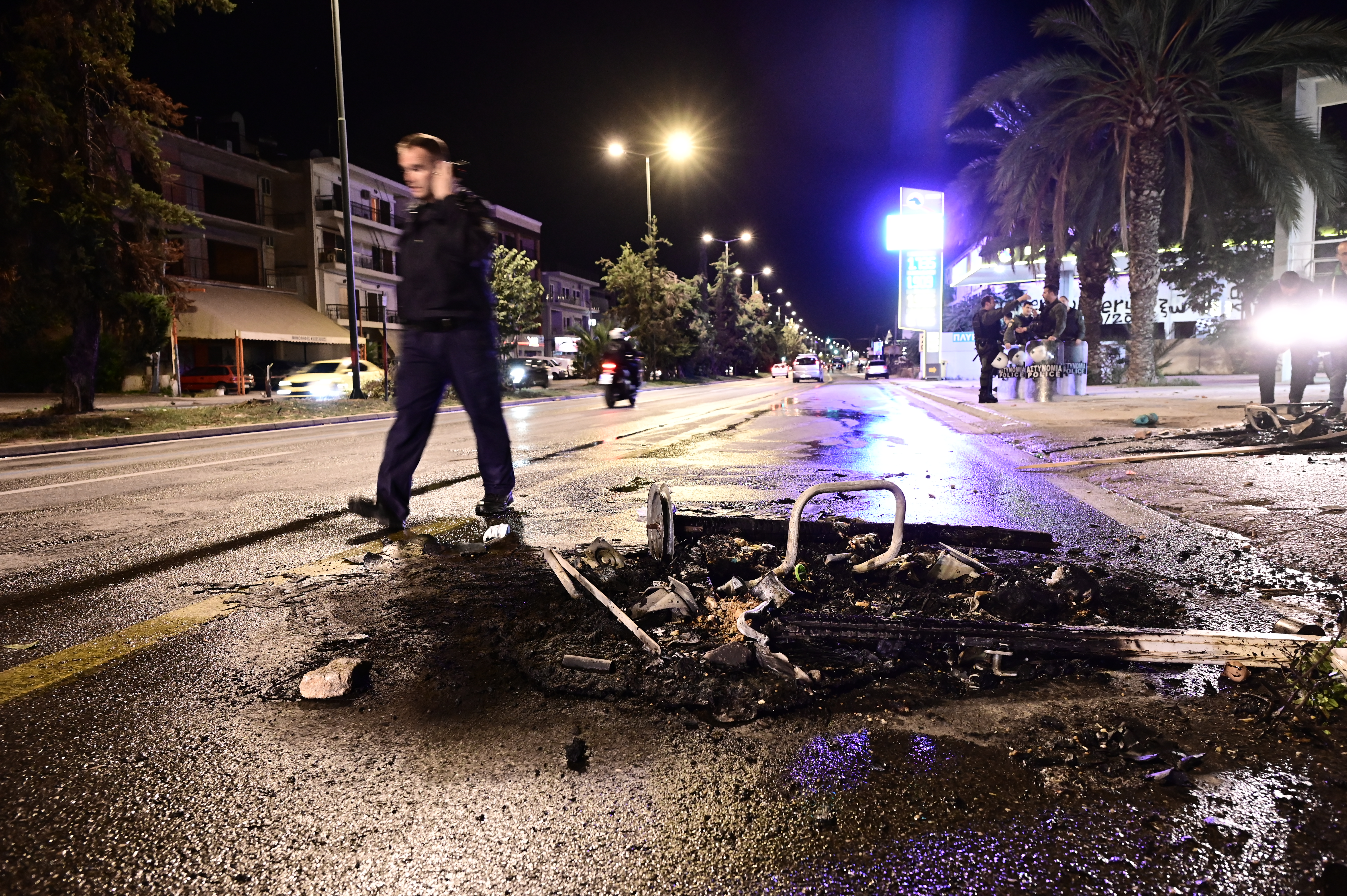 Κλειστή η Λεωφόρος Μεσογείων: Ρομά διαμαρτύρονται καίγοντας κάδους για τον 17χρονο που έπεσε από αστυνομικά πυρά