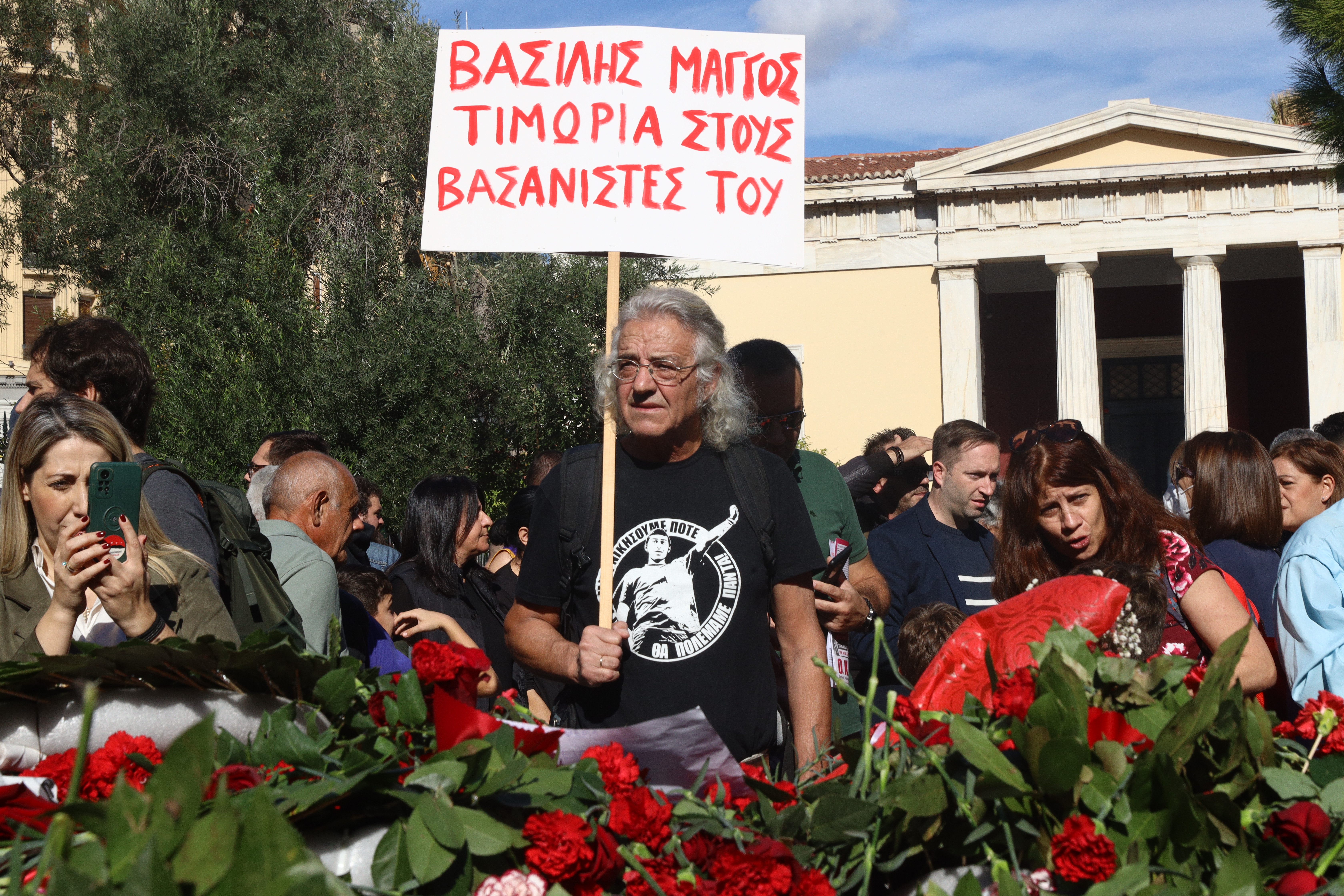 Η μεγάλη πορεία του Πολυτεχνείου σε φωτογραφίες: Οι διαχρονικοί συμβολισμοί της εξέγερσης του '73 στα χείλη του πλήθους Πορεία