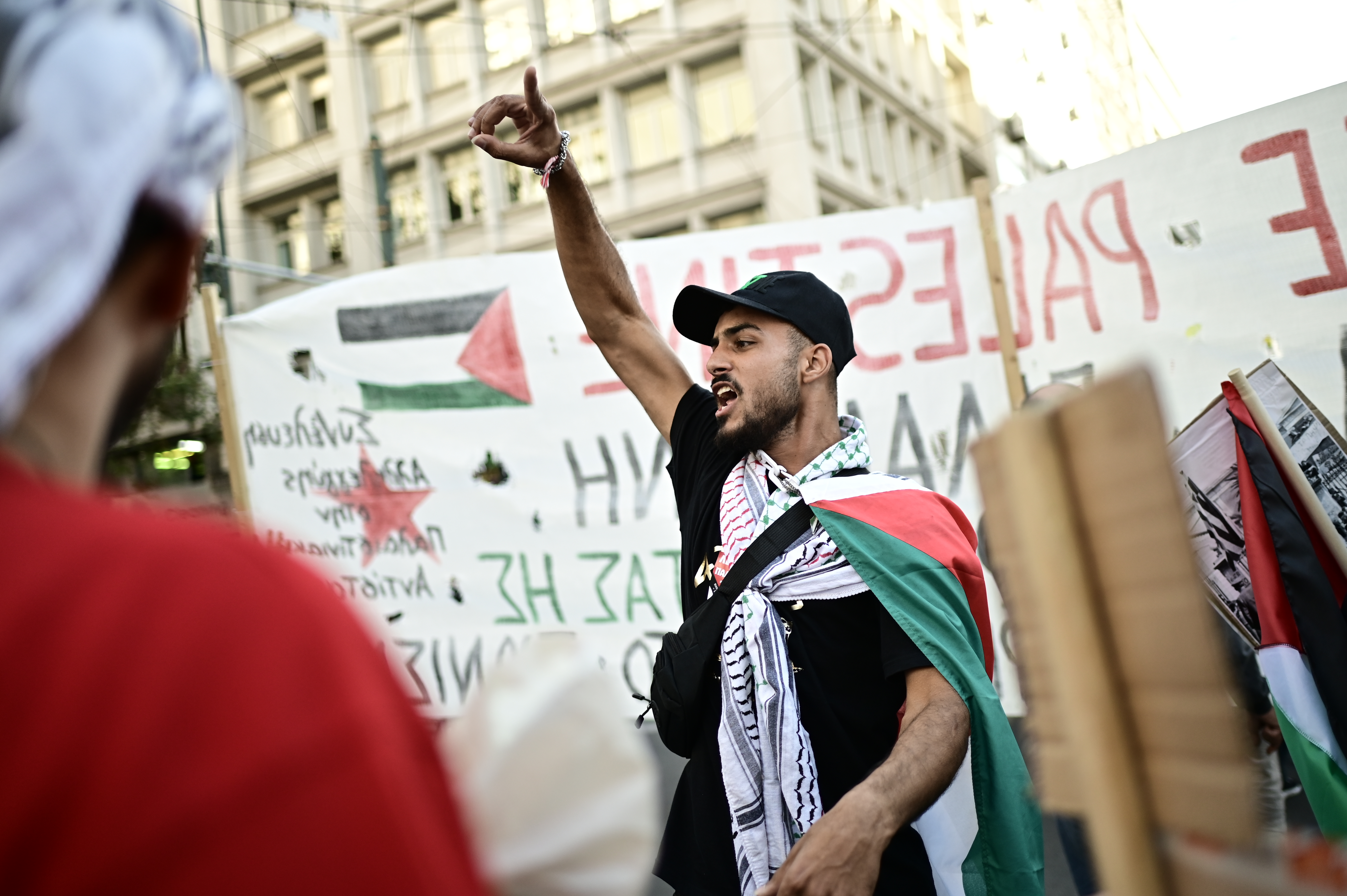 Η μεγάλη πορεία του Πολυτεχνείου σε φωτογραφίες: Οι διαχρονικοί συμβολισμοί της εξέγερσης του '73 στα χείλη του πλήθους Πορεία