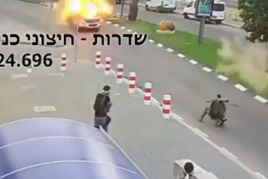 Βίντεο σοκ από το Ισραήλ: Μαχητής της Χαμάς ρίχνει ρουκέτα σε ΙΧ από απόσταση 20 μέτρων και το ανατινάζει