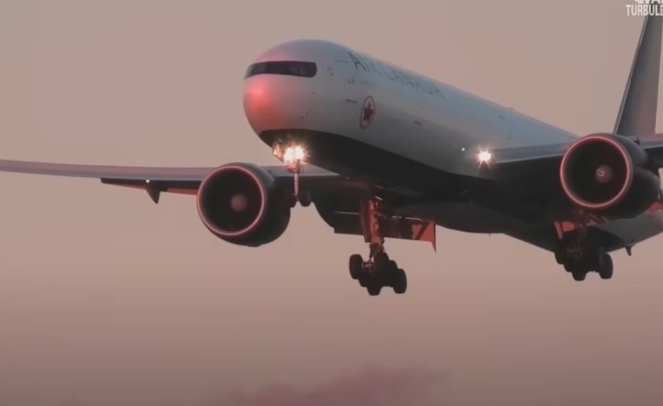 Boeing της Air Canada επιχειρεί προσγείωση εν μέσω ισχυρών ανέμων και πηγαινοέρχεται σαν πούπουλο