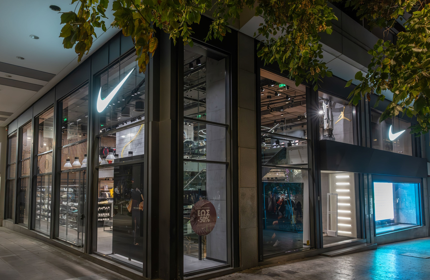 Το ανανεωμένο κατάστημα Nike στην Ερμού άνοιξε τις πόρτες του