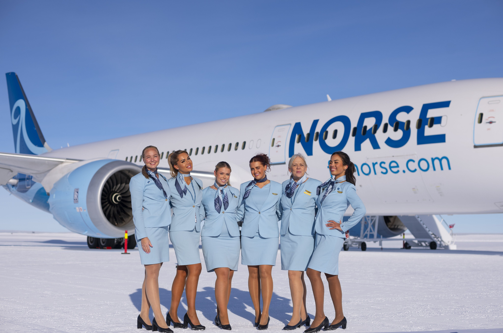 6 αεροσυνοδοί ντυμένες στα σιέλ: Γράφτηκε ιστορία με το πρώτο Boeing που προσγειώθηκε στην Ανταρκτική