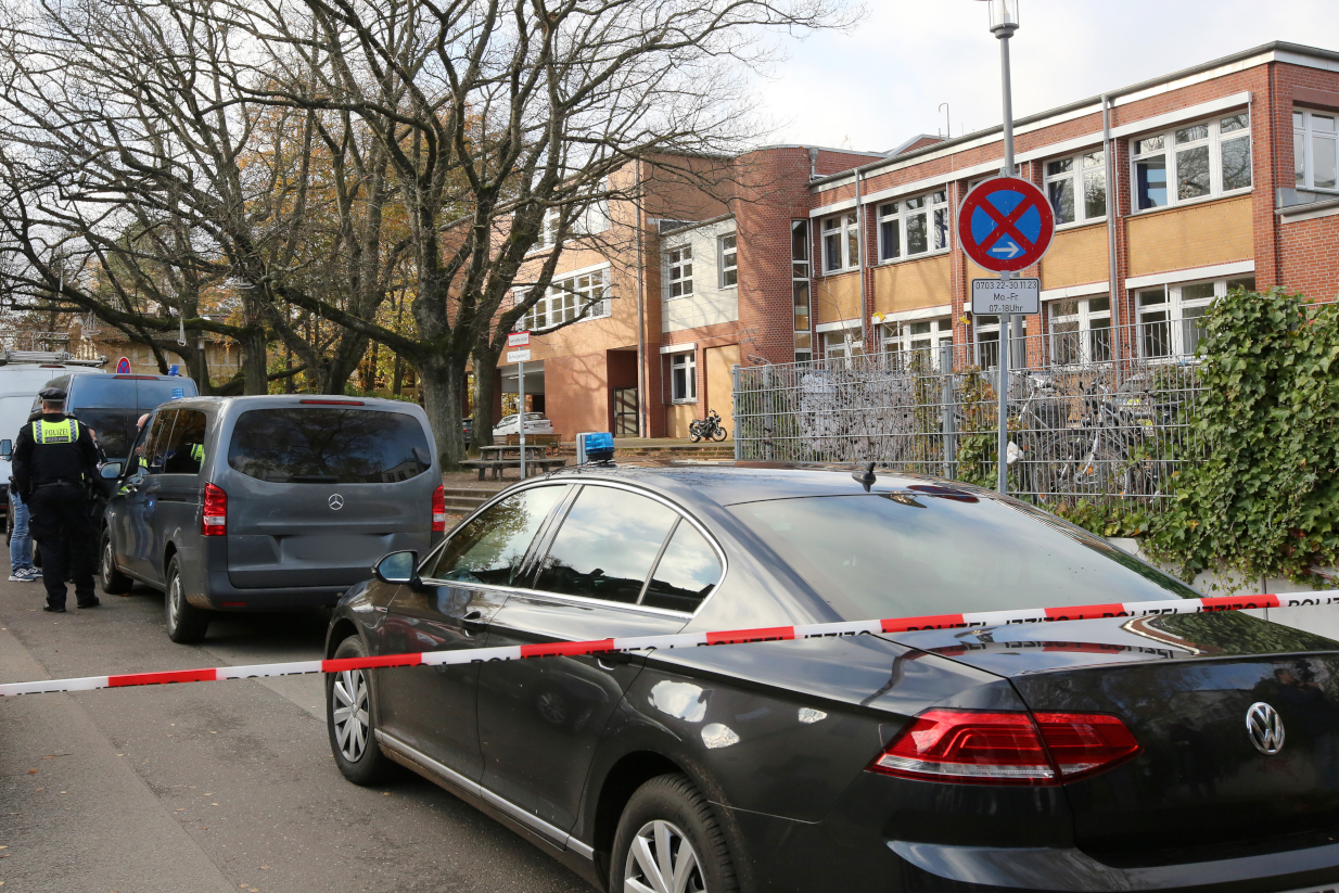 Μεγάλη αστυνομική επιχείρηση στο Αμβούργο – Ένοπλοι έχουν ταμπουρωθεί σε σχολείο