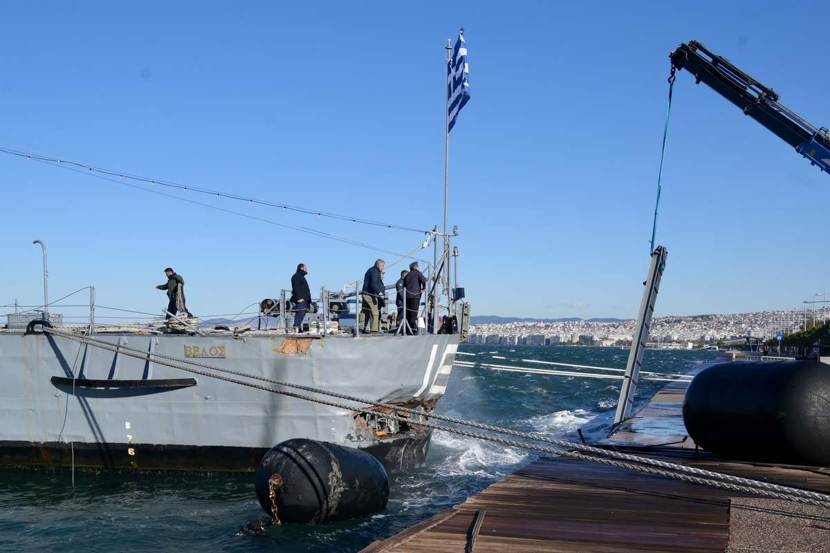 Τιτάνιες προσπάθειες να μη βυθιστεί το αντιτορπιλικό «Βέλος» – Δύτες καταγράφουν τις ζημίες