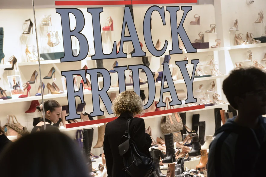 Black Friday: Τεράστιες ουρές σε Αθήνα, Θεσσαλονίκη και έξω από γνωστή αλυσίδα καταστημάτων στη Λάρισα