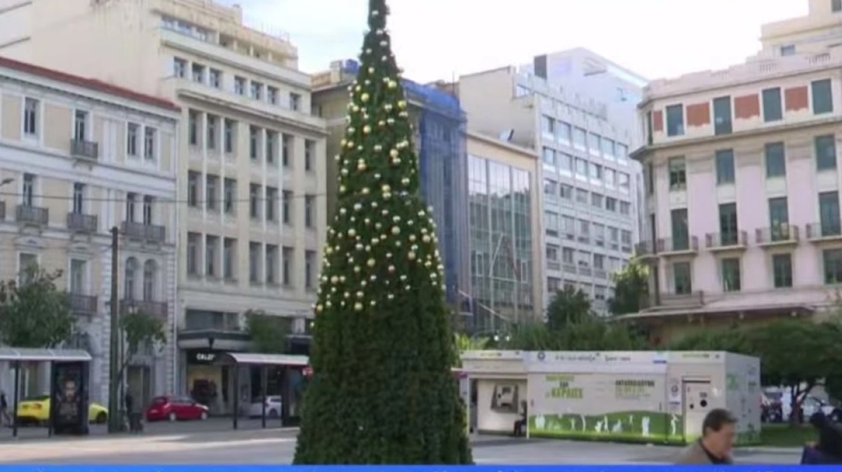 Αθήνα: Έκλεψαν το χριστουγεννιάτικο δέντρο στην Κλαυθμώνος – Άρπαξαν όσα στολίδια έφταναν με τα χέρια