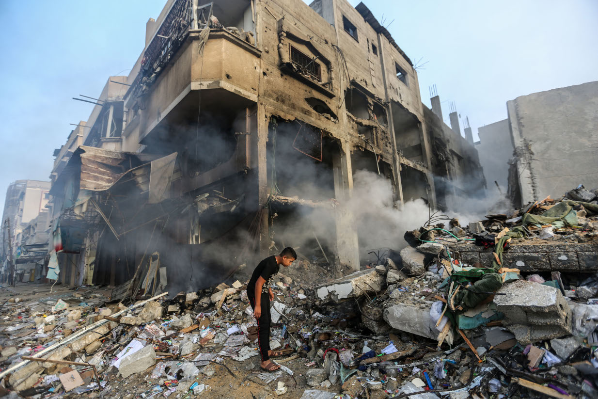 «Έχουμε εντολή να βομβαρδίσουμε, έχεις 2 ώρες»: Ο ήρωας της Γάζας που έσωσε όλη τη γειτονιά πριν βομβαρδιστεί ολοσχερώς