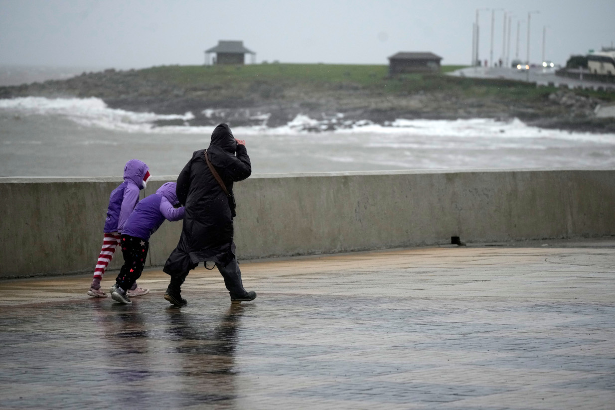 Η καταιγίδα Ciaran δοκιμάζει την Ευρώπη – 12 νεκροί, κύματα 9 μέτρων και σοβαρά προβλήματα στις μετακινήσεις (vids)
