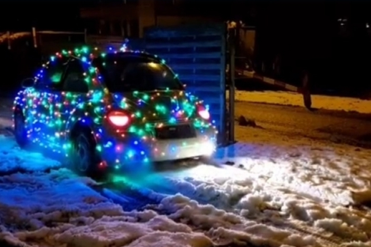 Τύπος μετέτρεψε το αυτοκίνητο του σε χριστουγεννιάτικο δέντρο και έγινε viral στο TikTok (vid)