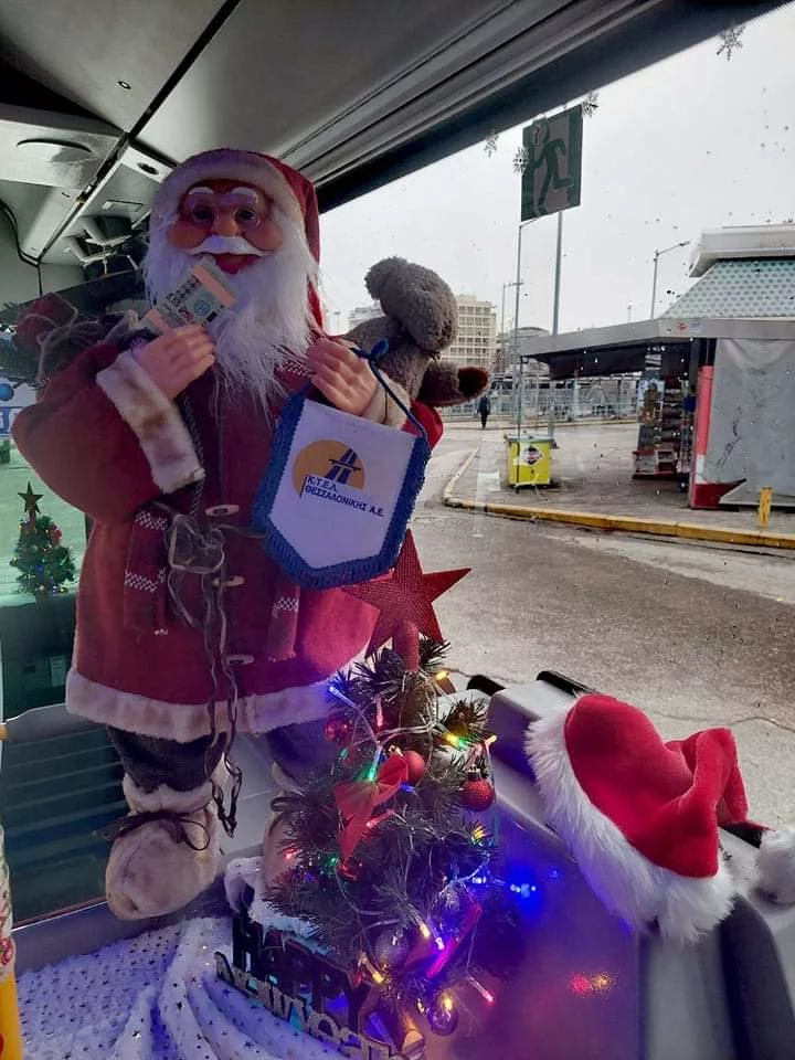 Bus Alone: Ένας οδηγός στη Θεσσαλονίκη στόλισε το λεωφορείο και έγινε viral Το στολισμένο λεωφορείο της Θεσσαλονίκης που σαρώνει στα social media