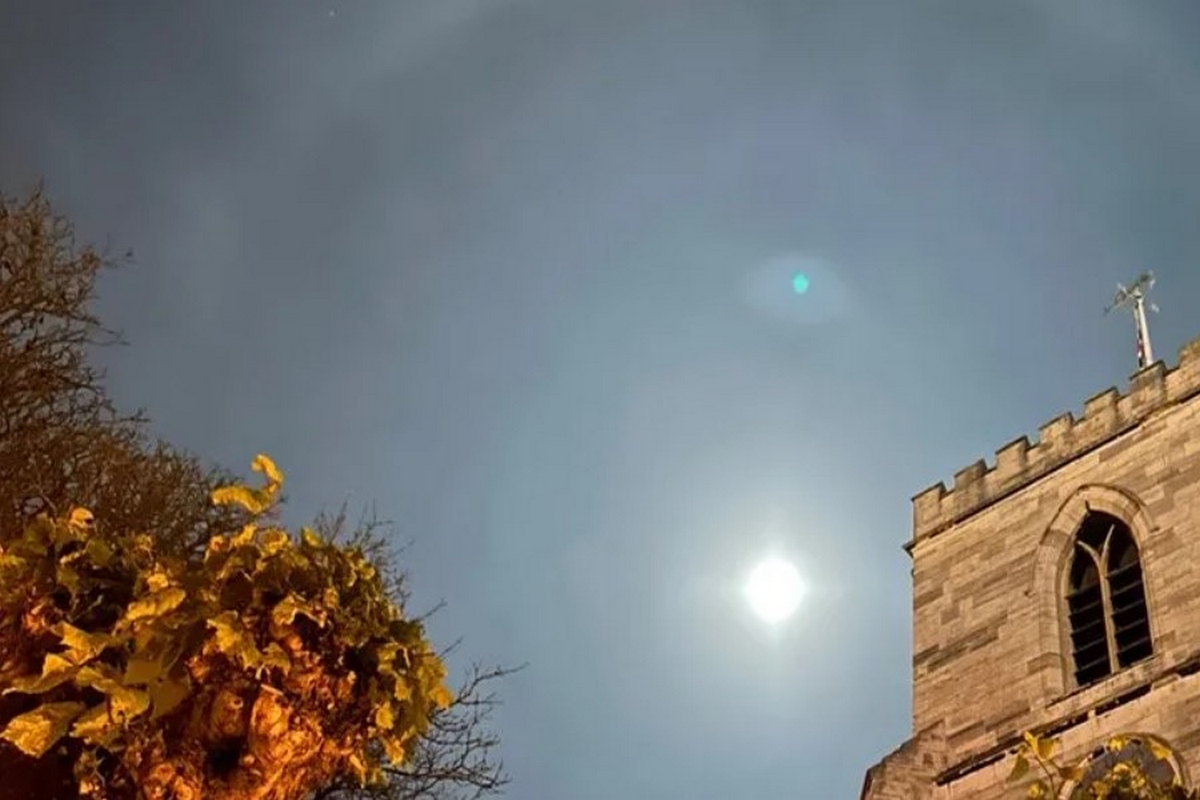 Φεγγάρι με φωτοστέφανο: Το εντυπωσιακό φαινόμενο – Ποιοι το είδαν το βράδυ του Σαββάτου (pics)