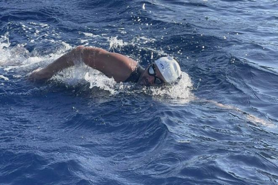 Παραολυμπιονίκης έκανε το υπεράνθρωπο: Κολύμπησε 250 μίλια από τη Σούδα στη Σητεία για να στηρίξει τους οπτικά ανάπηρους