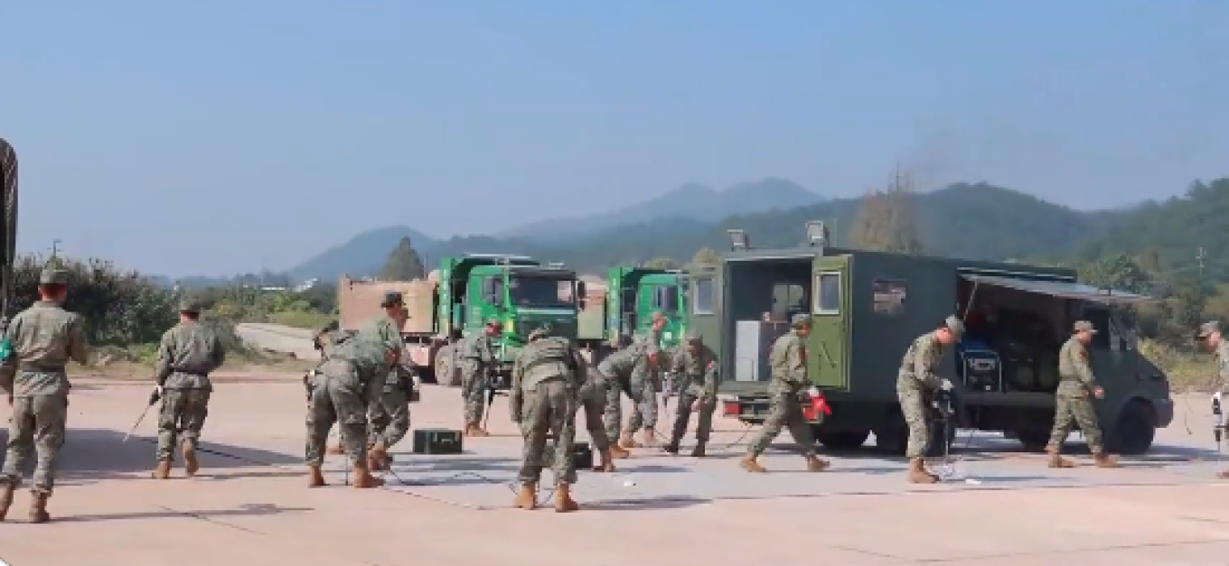 Ρεσιτάλ συγχρονισμού: Κινέζοι στρατιώτες αποκαθιστούν βομβαρδισμένο διάδρομο προσγείωσης (vid)