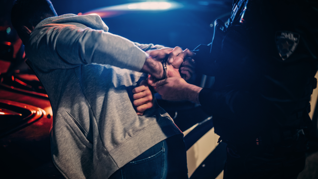 Συλλήψεις για ναρκωτικά στο Περιστέρι: «Τα πήγαινα στην Ελευσίνα να τα κρύψω, οι αστυνομικοί παραποίησαν τα πράγματα»