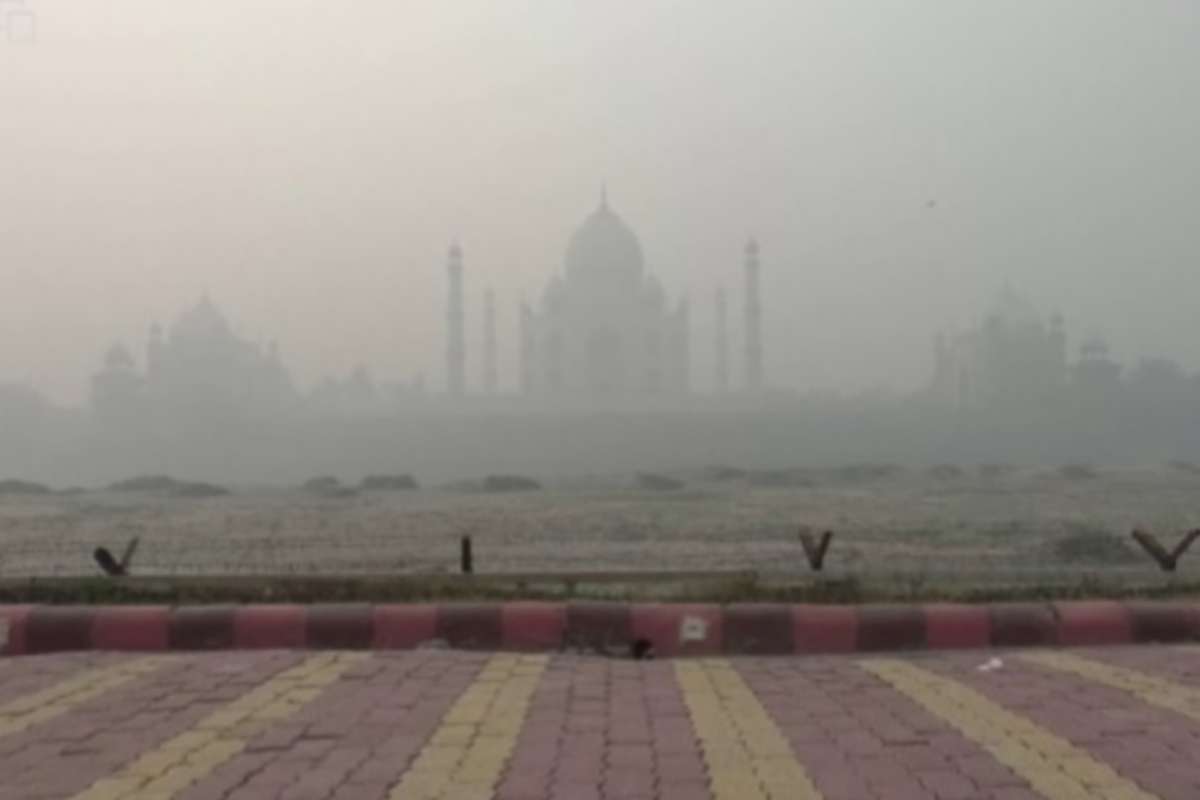 Η Ινδία πνίγεται στην ομίχλη – Το εμβληματικό Ταζ Μαχάλ καλύφθηκε από πυκνό νέφος (Vid)
