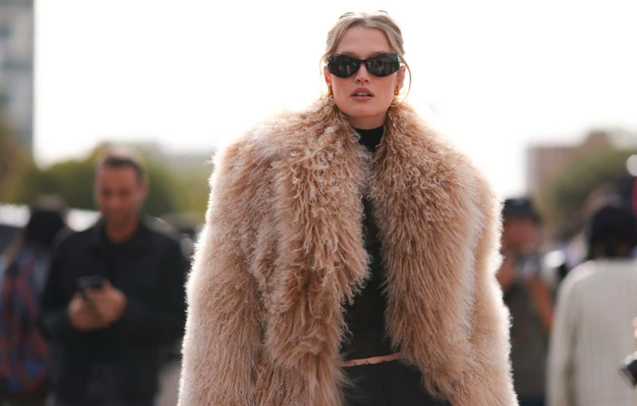 Faux-Fur: Το παλτό που θα απογειώσει το street style του χειμώνα