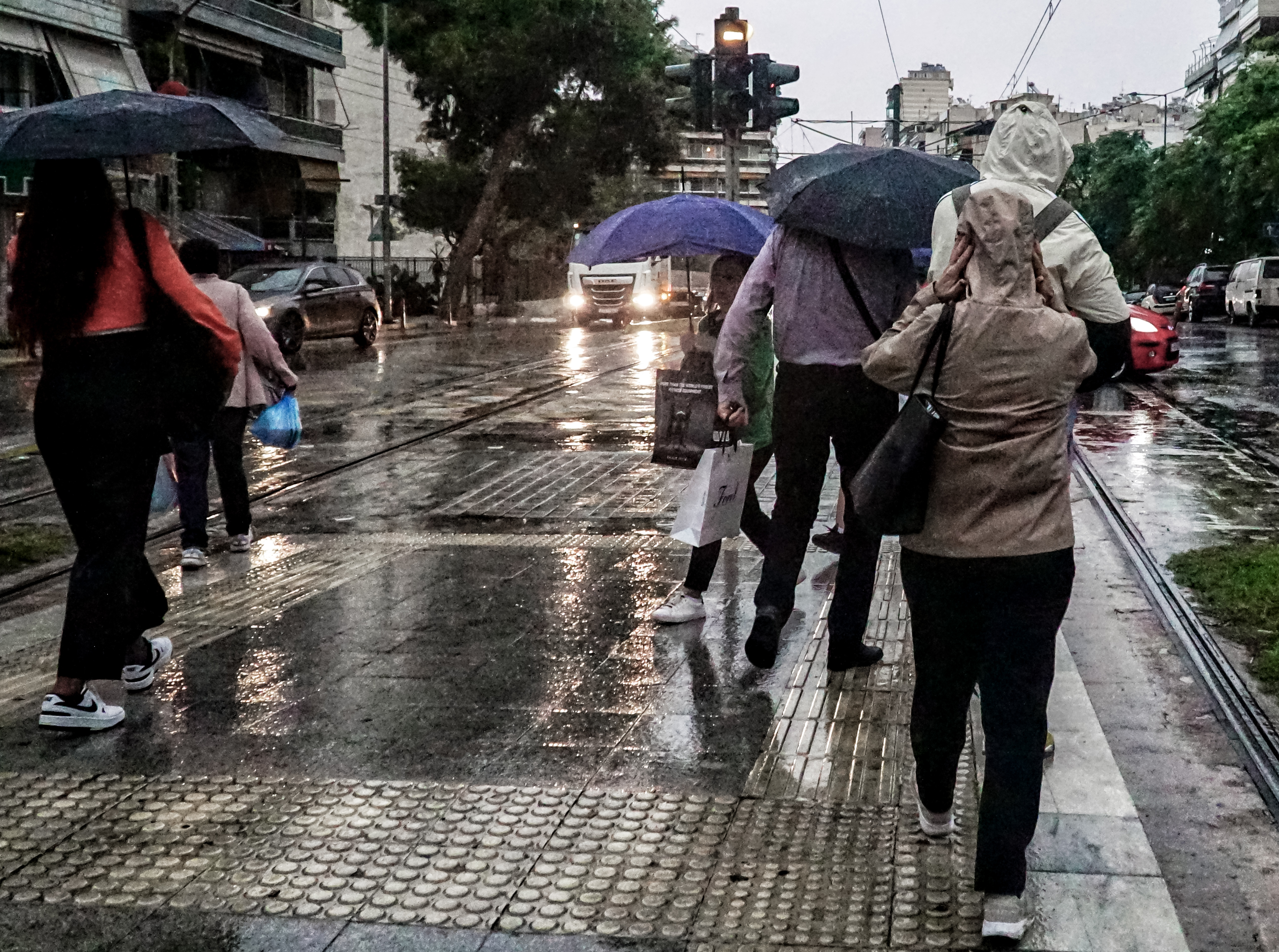 Έκτακτο δελτίο: Επιδείνωση του καιρού – Σφοδρές καταιγίδες τη νύχτα στην Αττική