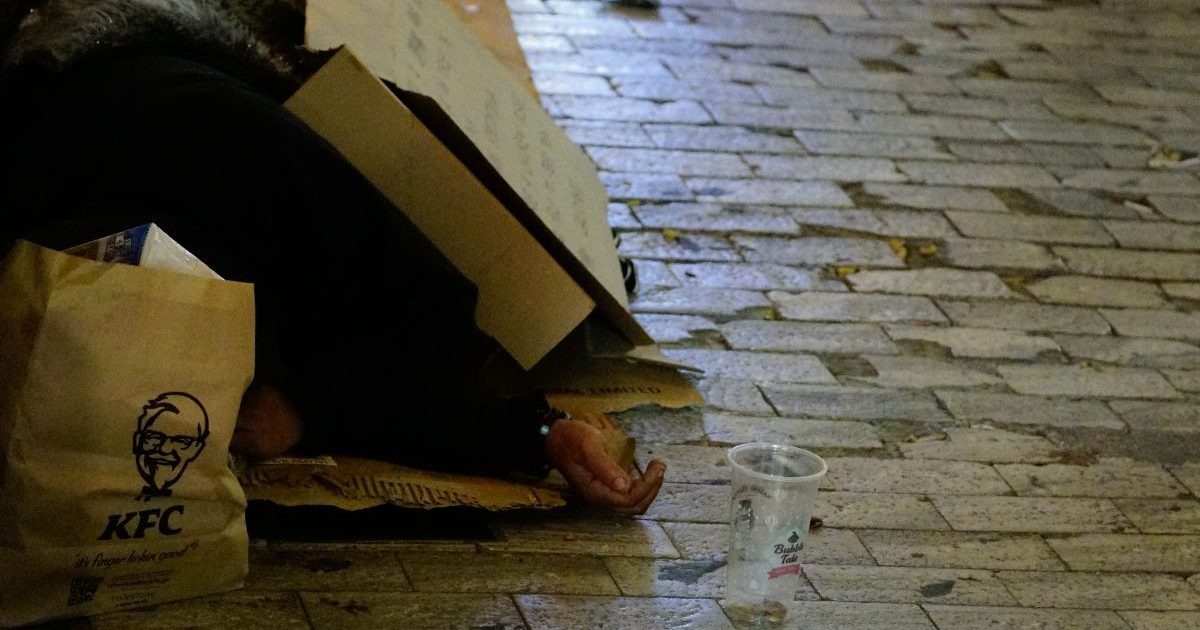 Αντίθεση που πονάει στο κέντρο της Αθήνας: Γιορτές, ψώνια και δίπλα άνθρωποι ξαπλωμένοι στα πεζοδρόμια (pics)