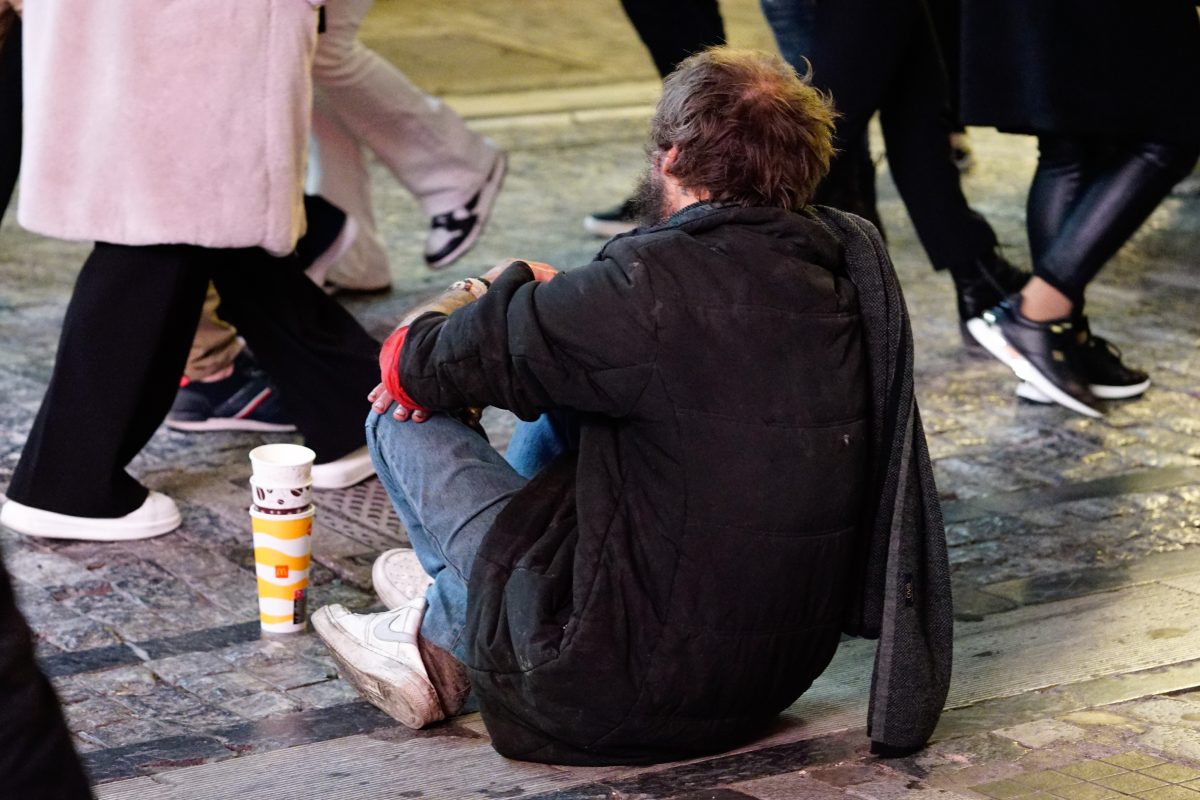 Αντίθεση που πονάει στο κέντρο της Αθήνας: Γιορτές, ψώνια και δίπλα άνθρωποι ξαπλωμένοι στα πεζοδρόμια (pics)