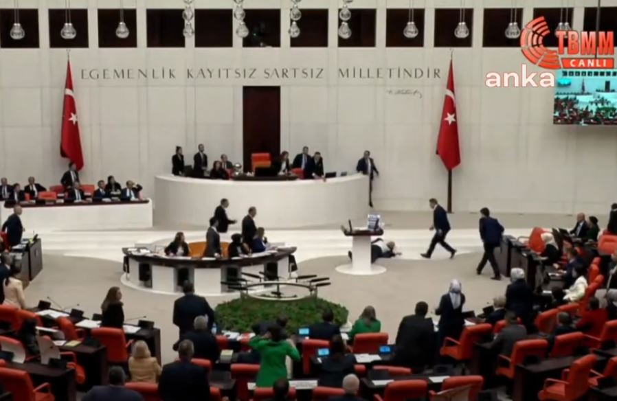 Τούρκος βουλευτής κατέρρευσε μέσα στη Βουλή – Έπαθε ανακοπή την ώρα που μιλούσε για τον πόλεμο στη Γάζα (vid)