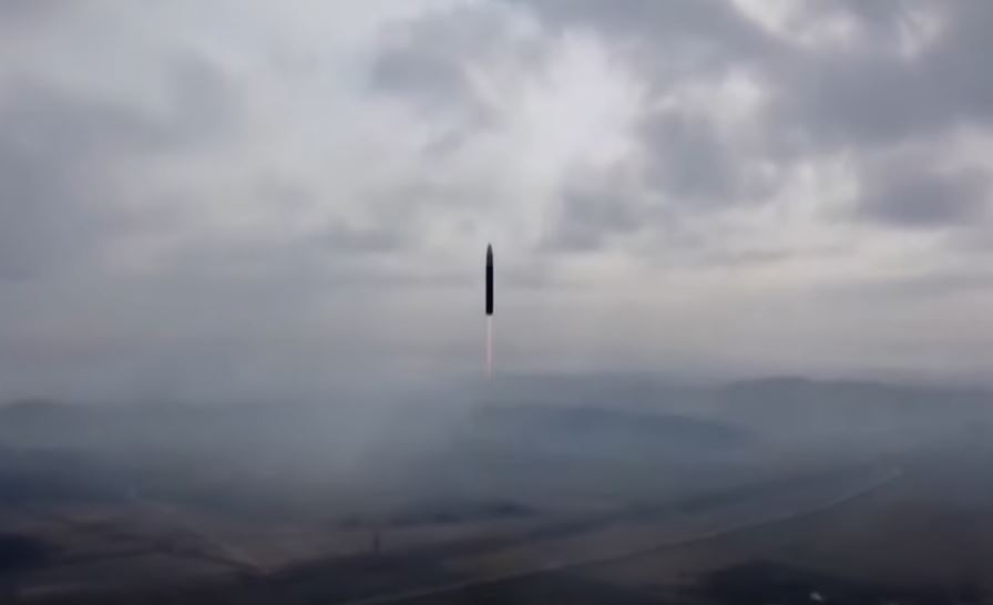 Η Βόρεια Κορέα εκτόξευσε ξανά βαλλιστικό πύραυλο – «Θα μπορούσε να διανύσει 15.000 και να απειλήσει όλη την επικράτεια των ΗΠΑ»