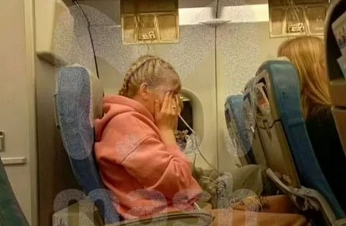 Τρόμος σε πτήση προς την Αγία Πετρούπολη: Επιβάτες προσεύχονται, παιδιά ουρλιάζουν όταν πέφτουν οι μάσκες οξυγόνου
