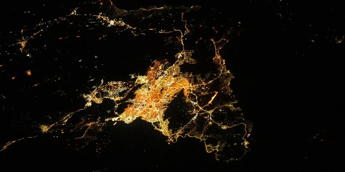 NASA: Η Αθήνα τη νύχτα από το διάστημα – Η εντυπωσιακή αεροφωτογραφία