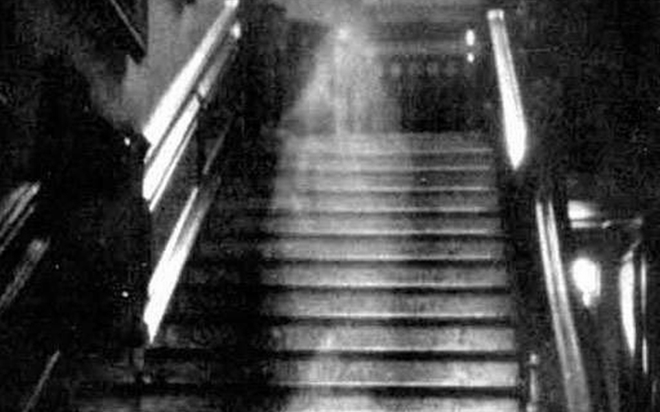 Ο θρύλος της «Καφέ Κυρίας»: Ποια ήταν η γυναίκα – φάντασμα που στοίχειωσε το διάσημο Raynham Hall στην Αγγλία