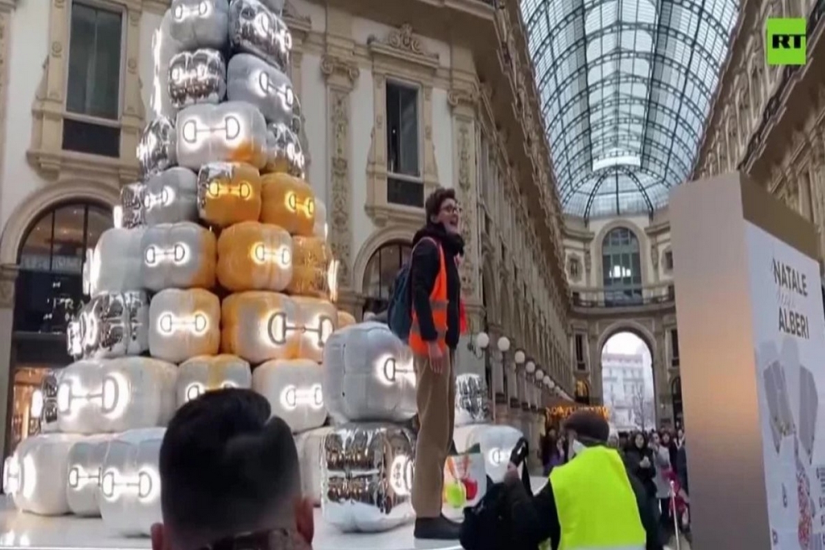 Μιλάνο: Ακτιβιστές για το κλίμα έβαψαν το χριστουγεννιάτικο δέντρο της Gucci