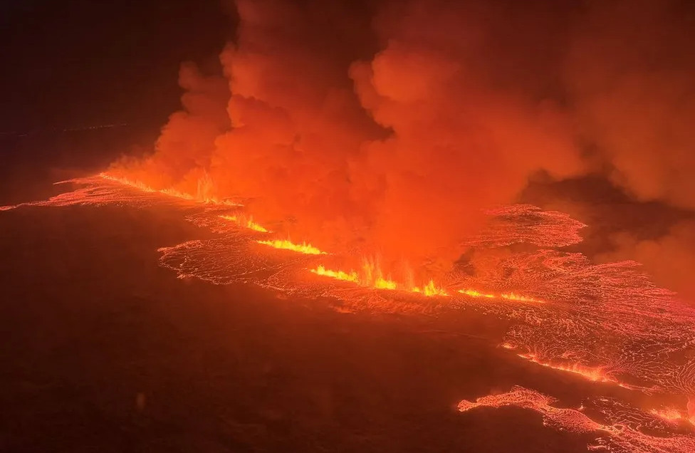 «Οι Πύλες της κολάσεως ξερνάνε λάβα»: Στο έλεος του ηφαιστείου η Ισλανδία, τεράστια η μόλυνση στο Ρέικιαβικ – Τι θα γίνει με τις διεθνείς πτήσεις (vid)