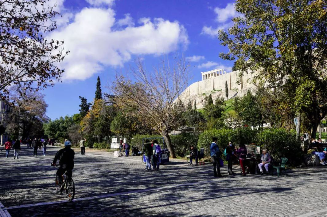 Καιρός: Ανεβαίνει κι άλλο η θερμοκρασία πριν τη μεγάλη «βουτιά» – Πού περιμένουμε βροχές και καταιγίδες (vid)