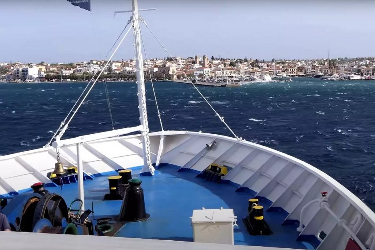 Αίγινα: Καπετάνιος δένει το πλοίο Apollon Hellas κόντρα στους θυελλώδεις ανέμους (Vid)