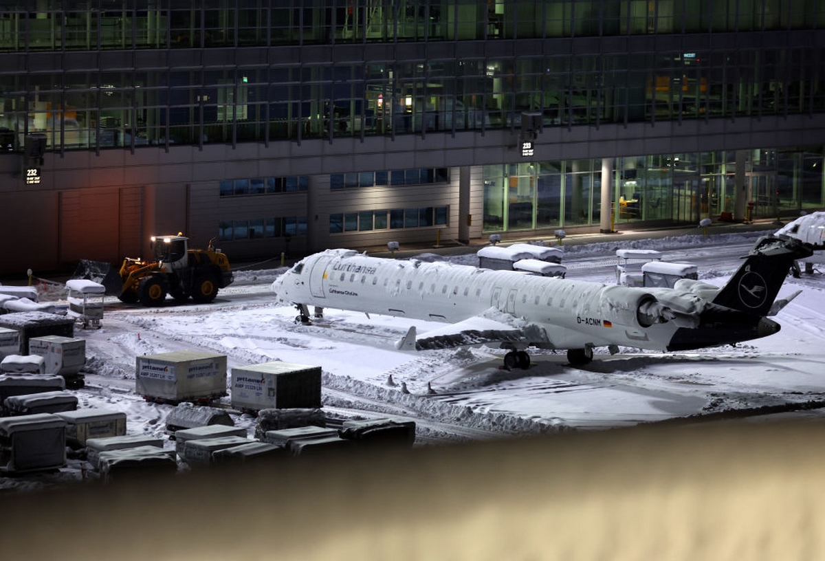 Γερμανία: Χιονόπτωση-ρεκόρ στο Μόναχο – Πάγωσαν τα αεροπλάνα στο αεροδρόμιο