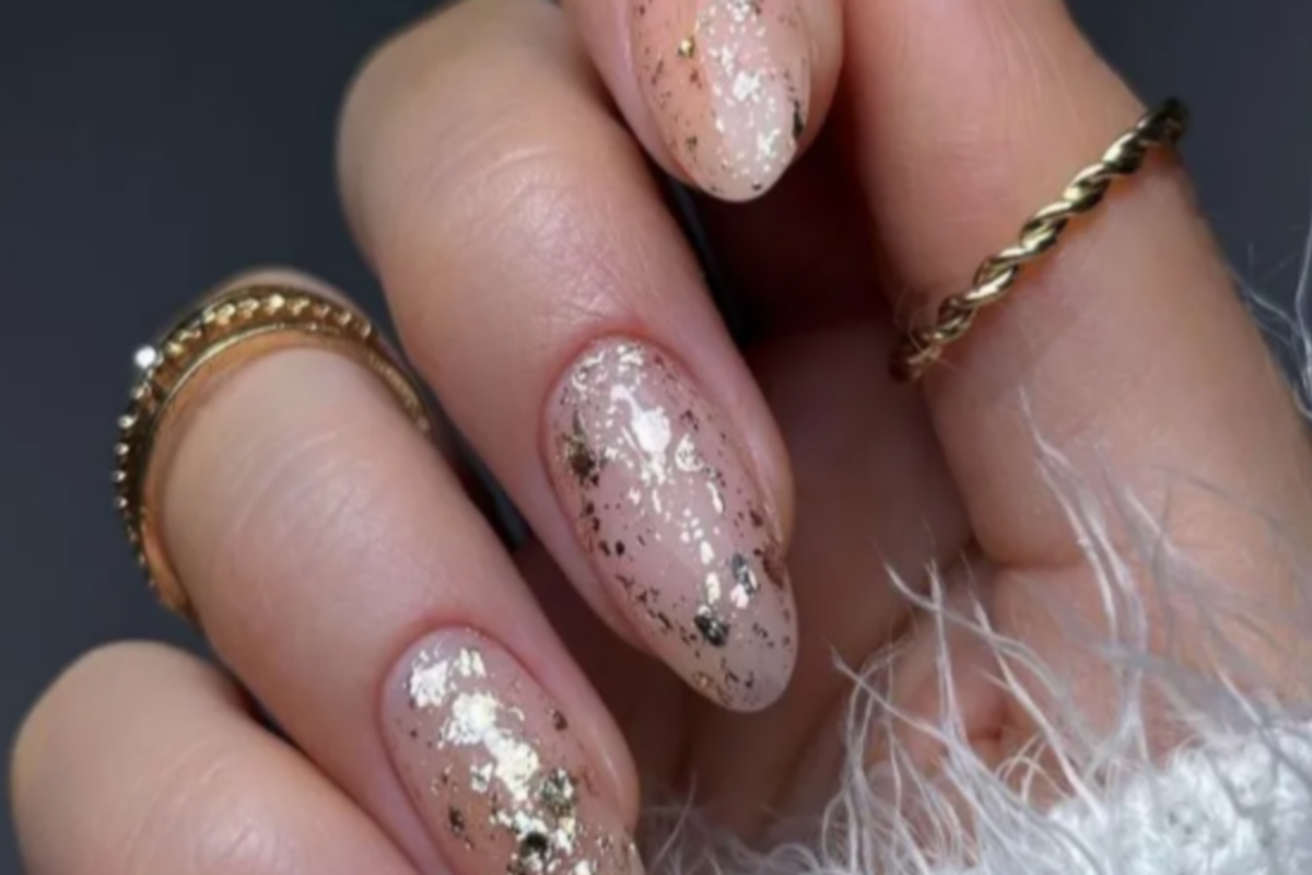 Gold leaf nails: Νύχια με φύλλα χρυσού για luxury άκρα!