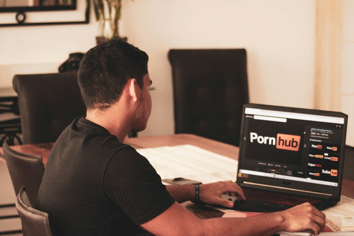 Pornhub: Γιαγιάδες, cougar και σεξ με ρομπότ στις δημοφιλέστερες αναζητήσεις του 2023 – Τι αναζητούν οι «μερακλήδες»