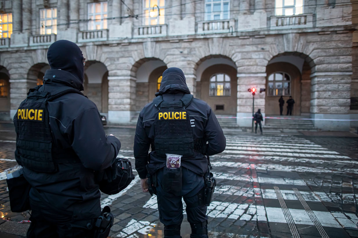 «Είσαι ένα γ…..νο κάθαρμα» – Οι διάλογοι των αστυνομικών και τα πλάνα από τις κάμερές τους την ώρα του μακελειού στην Πράγα (vid)