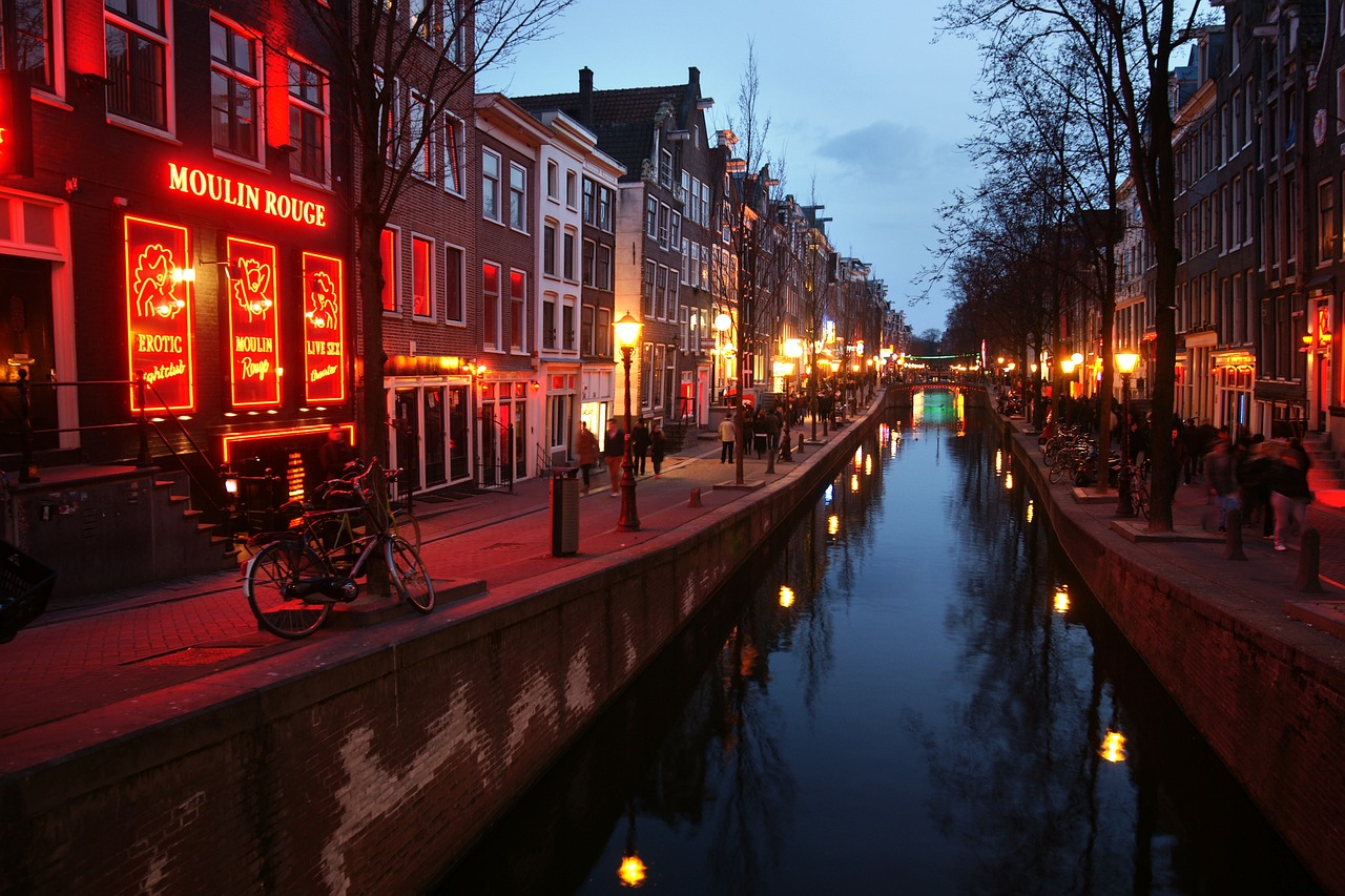Μετακομίζουν τα «Κόκκινα Φανάρια» στο Άμστερνταμ – Σηκώνεται πολυώροφο συγκρότημα με οίκους ανοχής