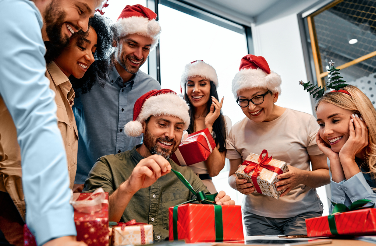 Το Secret Santa βγήκε ξινό εργαζόμενο: Του έτυχε δώρο που δεν ήθελε με τίποτα (vid)