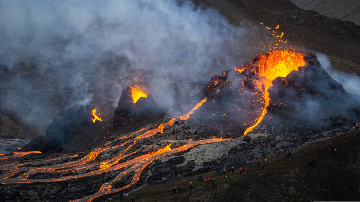 Σιντριβάνια λάβας από ηφαίστειο στην Ισλανδία – Απίστευτες εικόνες από τη στιγμή της έκρηξης (vid)