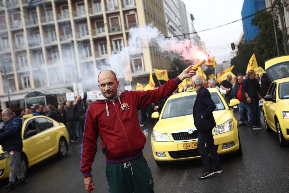 Χειρόφρενο τραβούν τα ταξί από αύριο – Εξήγγειλαν δυο 48ωρες επαναλαμβανόμενες απεργίες